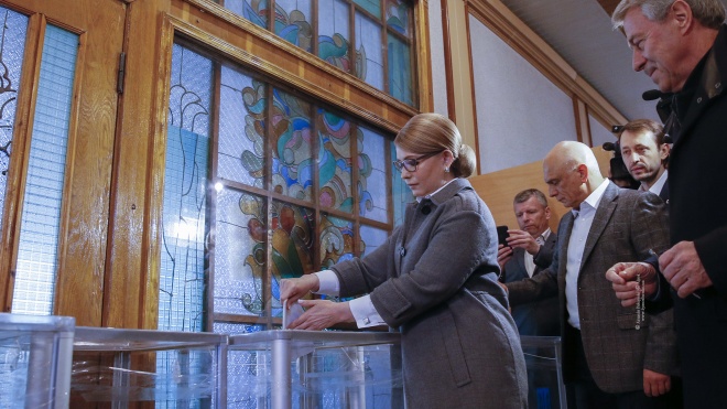 Тимошенко проголосовала в Киеве. На участке образовалась толпа
