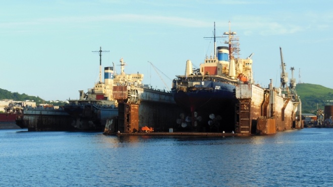 «КоммерсантЪ»: В Южной бухте Севастополя затонул плавдок со списанной подводной лодкой