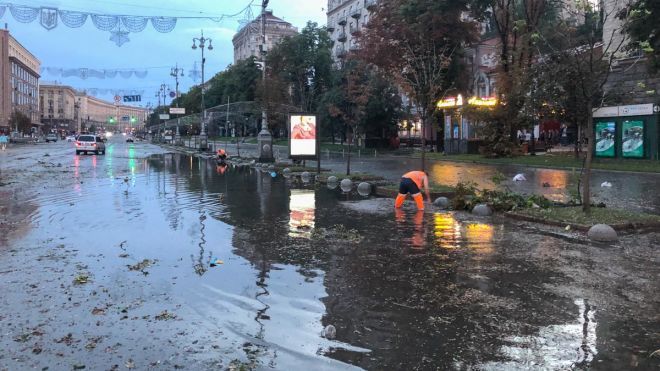 Наслідки нічної грози в Києві: залитий брудом Хрещатик, повалені дерева і потоп в «Метрограді»