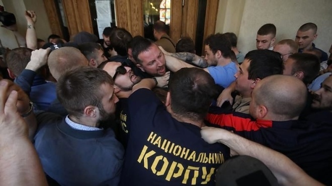 Активисты «Нацкорпуса» выломали двери Львовской мэрии. Они хотели попасть внутрь и встретиться с заместителем Садового, но их не пустили