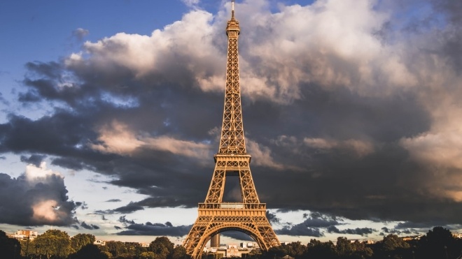 У Парижі знову відкрилася Ейфелева вежа, але зі значними обмеженнями