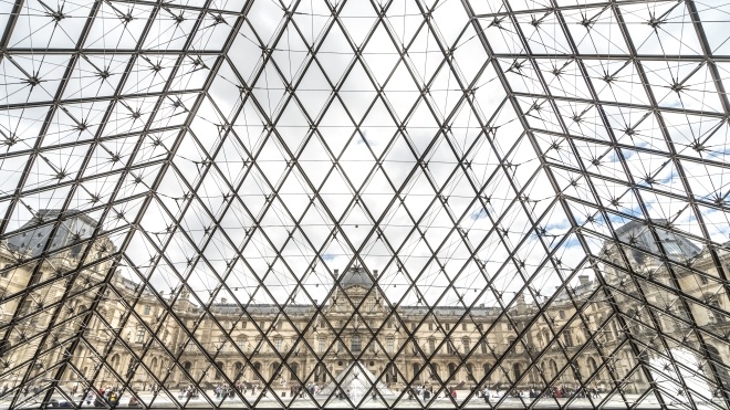 Лувр открывается для туристов, но с ограничениями