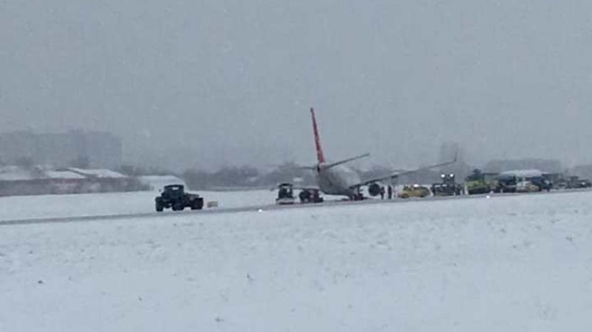 В аэропорту «Львов» самолет Turkish Airlines выкатился за пределы полосы. Работа аэропорта временно приостановлена