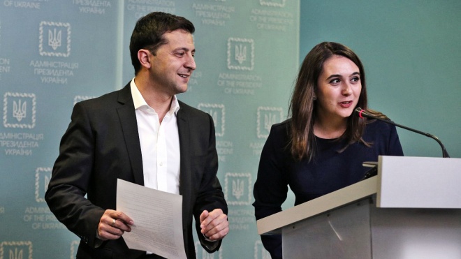 В ОП підтвердили звільнення Мендель з посади прессекретаря Зеленського. Надалі вона працюватиме з іноземними ЗМІ