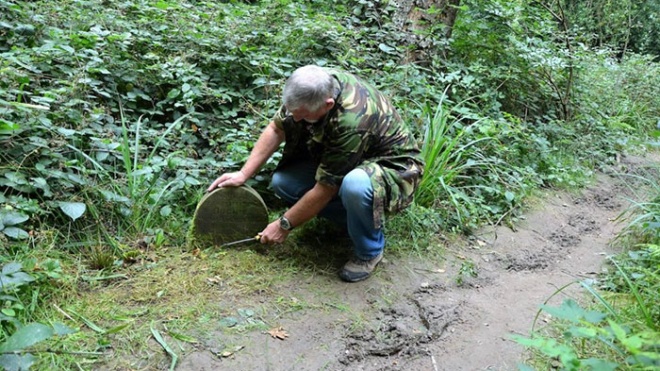 Британець знайшов у лісі 130-літній надгробок. Виявилося, що там похована не людина