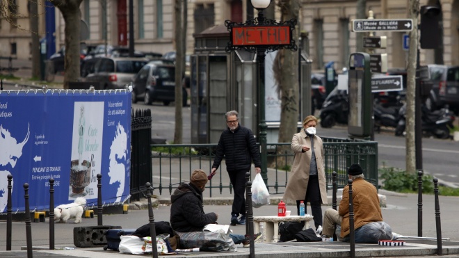 Парижских бездомных заселят в гостиницы на период пандемии