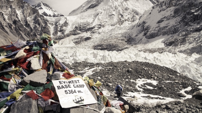На Евересті за місяць загинуло більше людей, ніж за минулий рік: вони юрмляться біля вершини заради селфі та вмирають. Як так вийшло?