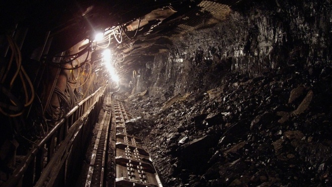 У Китаї з шахти дістали одного з гірників, який був під завалами два тижні