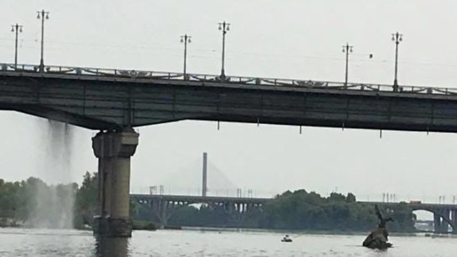Під мостом Патона в Києві під час випробувань прорвало тепломережу