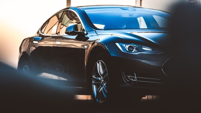Штурвал, огромный экран и рекордное ускорение. Tesla выпустила новую модификацию Model S