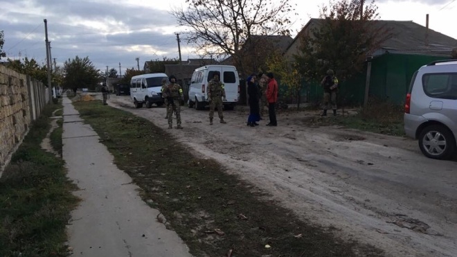 Супружескую пару крымских татар задержали в Азовском. Их дом обыскали десятки силовиков