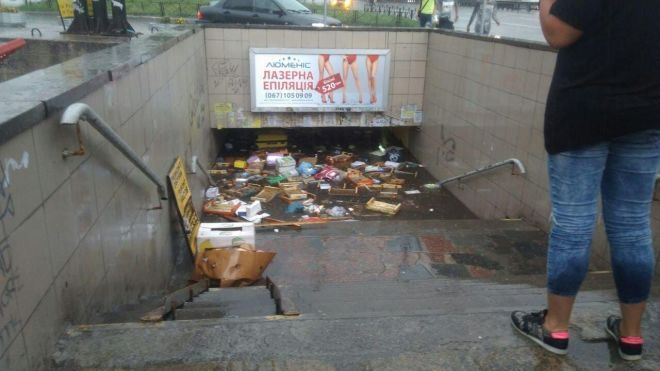 Улицы Киева затопило после дождя. Смыло путепровод и переходы, воду откачивают насосами