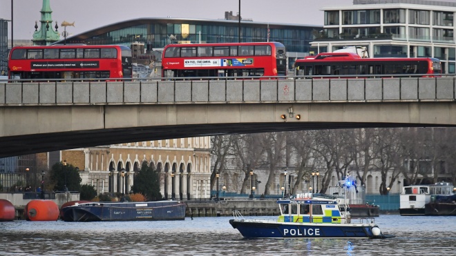 У Лондоні через стрілянину перекрили міст через Темзу. Поліція говорить про теракт
