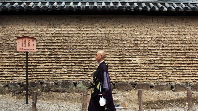 «Я могу сделать это в одежде монаха». Японцы запустили флешмоб из-за штрафа за кимоно