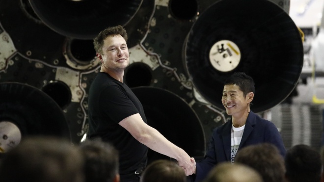Первый космический турист из Японии продает картины за миллионы долларов. Он заплатил SpaceX за путешествие на Луну 