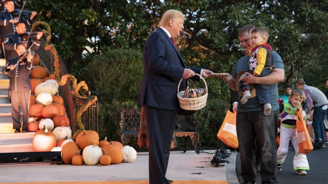 Трамп вместе с женой раздали детям сладости в преддверии Хеллоуина