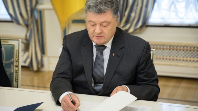 Украина прекращает договор о дружбе с Россией. Порошенко ввел в действие решение СНБО