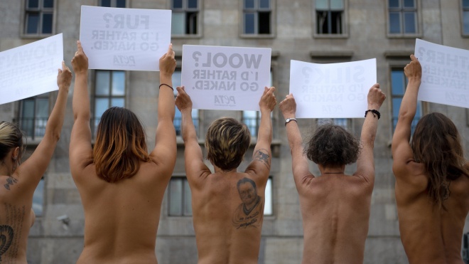 Активістки PETA влаштували на Берлінському тижні моди «голу» акцію проти використання шкіри та хутра
