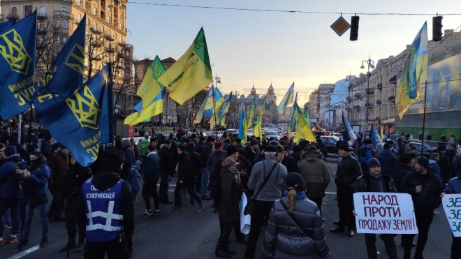 Активисты «Нацкорпуса» перекрыли движение транспорта по Крещатику