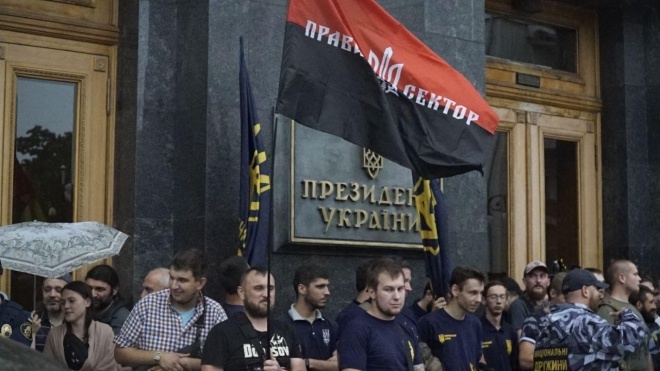 Под стенами АП националисты требовали, чтобы Зеленский отреагировал на действия Медведчука