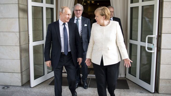 Bloomberg: Трамп вынудил Меркель к «браку по расчету» с Путиным. В субботу они встречаются в Берлине