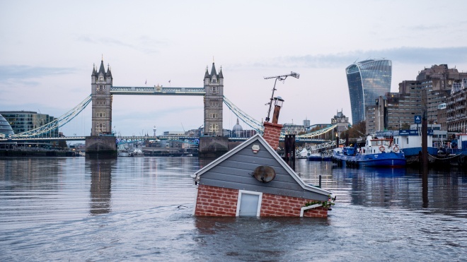 Екоактивісти «пустили» Темзою будинок, щоб привернути увагу до рівня світового океану. Будівля потонула