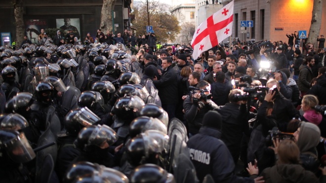 В Тбилиси силовики зачистили лагерь протестующих у здания парламента