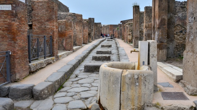 Туристка вернула в Помпеи украденные 15 лет назад артефакты. Все это время она жаловалась на «проклятье»