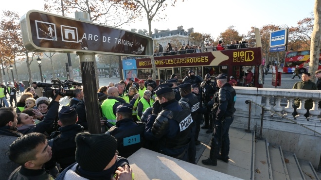 Протести «жовтих жилетів» завдали удару економіці Франції: збитки оцінюють у мільярди євро