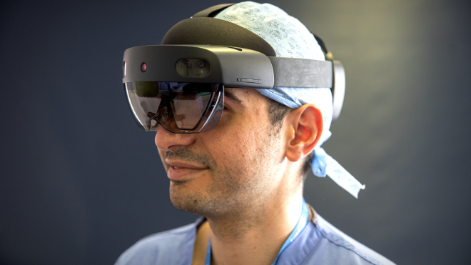 Британські медики почали використовувати голографічну гарнітуру HoloLens для лікування хворих на коронавірус