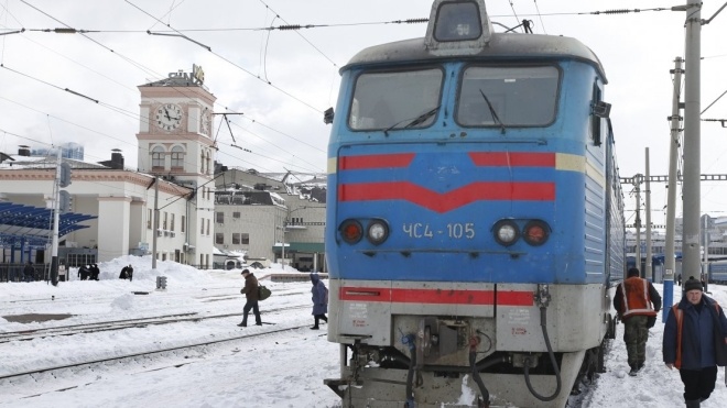 Из-за обрыва сетей и снегопада задерживаются поезда