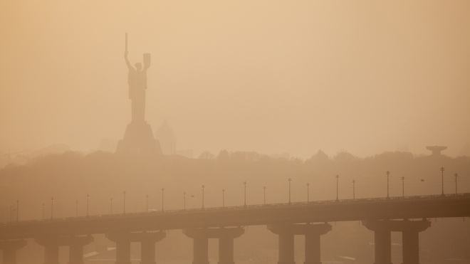 Едва заметная «Родина-мать» и нулевая видимость. Фотографии пылевой бури в Киеве