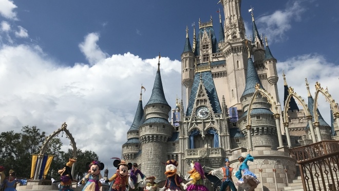 Центр развлечений Disney World запретил гостям есть на ходу. Это использовали как лазейку, чтобы быть без маски