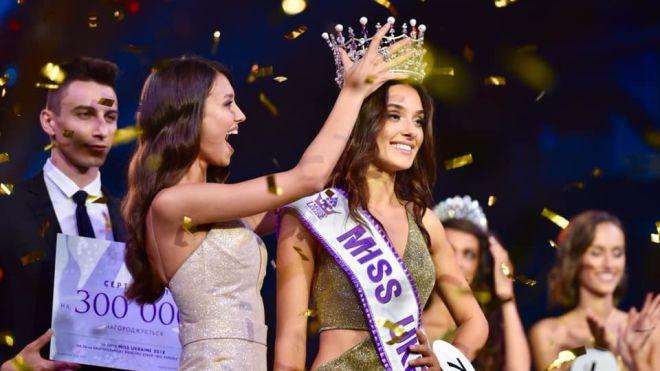Переможницю конкурсу краси «Міс Україна-2018» позбавили титулу. Через чоловіка і дитину