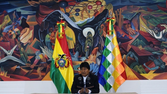 Ночью: президент Боливии ушел в отставку, матч «Динамо» и «Шахтера» останавливали из-за расизма, на выборах в Испании побеждают социалисты