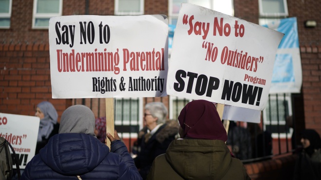В британском Бирмингеме приостановили уроки о правах ЛГБТ из-за протестов родителей