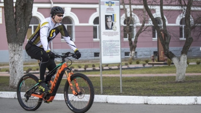 Выборы президента: мэр Киева Кличко приехал на участок на велосипеде, а среди кандидатов первыми проголосовали Бойко, Ляшко и Вилкул