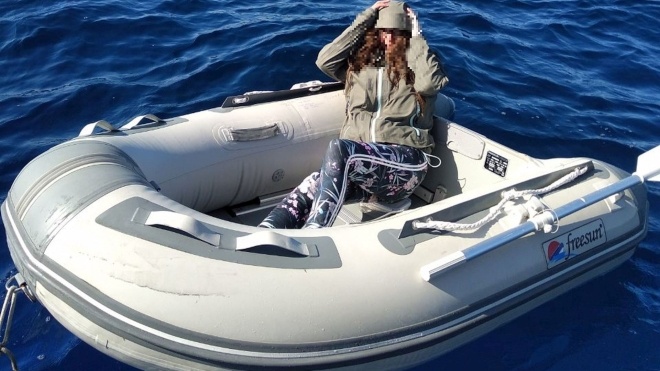 Біля берегів Криту врятували дрейфуючу на човні туристку. Вона дві доби виживала на солодощах