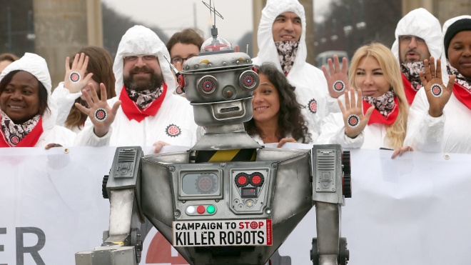 «Остановить роботов-убийц». В Берлине десятки активистов в белых костюмах выступили против искусственного интеллекта в вооружении