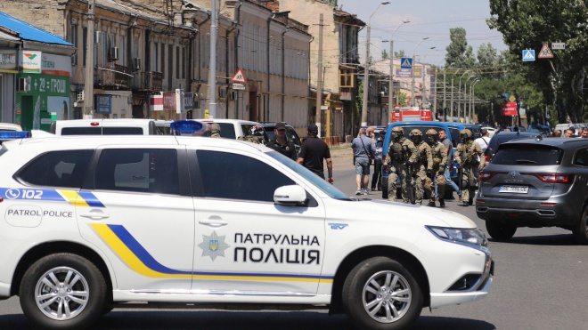 В Одесі поліція звільнила двох заручниць фінустанови. Терорист вимагав мільйон доларів і вертоліт
