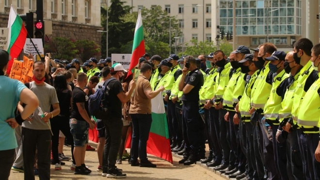 Болгарские праворадикалы устроили марш против карантина. Он закончился столкновением с полицией