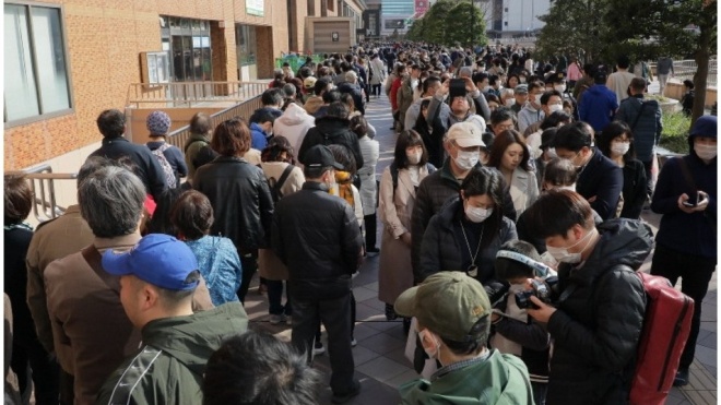 Тысячи японцев нарушили запрет на массовые собрания, чтобы посмотреть на Олимпийский огонь