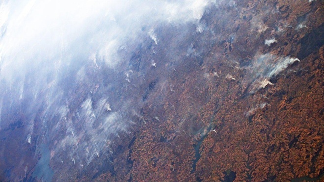 Дим на тисячі кілометрів. Італійський фотограф показав, як виглядають з космосу пожежі в Амазонії
