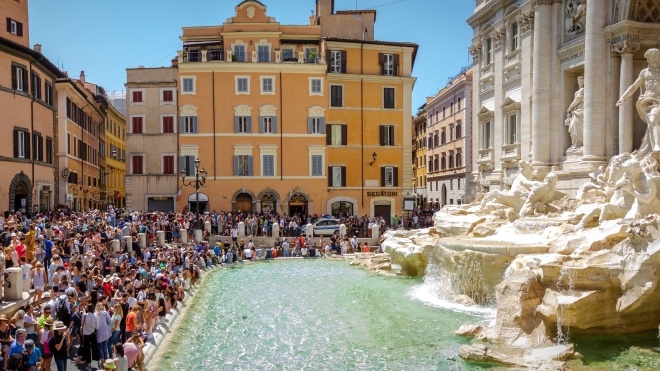 Власти Рима и католическая церковь спорят из-за монет из фонтана Треви. Ежегодно из него достают около 1,5 млн евро
