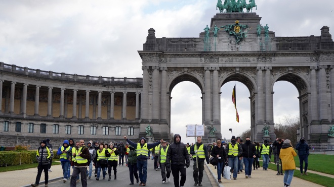 В столкновениях в Париже пострадали 30 человек. Акции «желтых жилетов» прошли и в Брюсселе