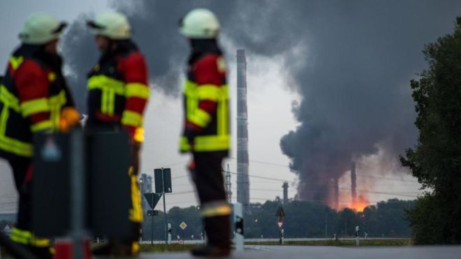 В Баварии горит нефтеперерабатывающий завод. Фотография