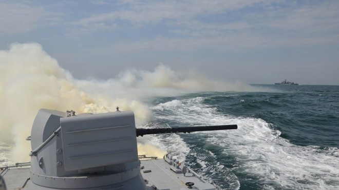 Ескалація в Азовському морі: шестеро військових ЗСУ поранені. Порошенко підтримав введення воєнного стану