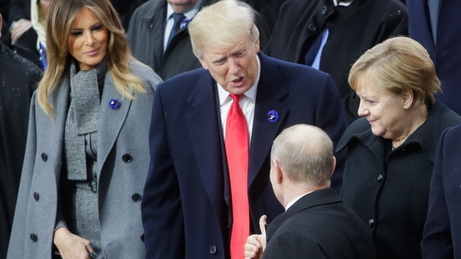 В Париже Путин показал Трампу поднятый вверх большой палец