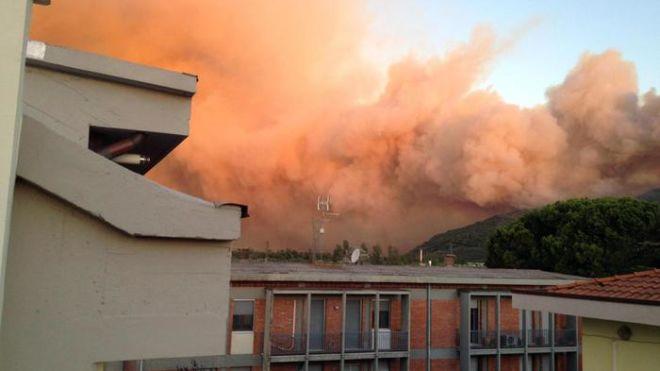 В итальянской Тоскане бушует масштабный лесной пожар. Эвакуированы сотни людей