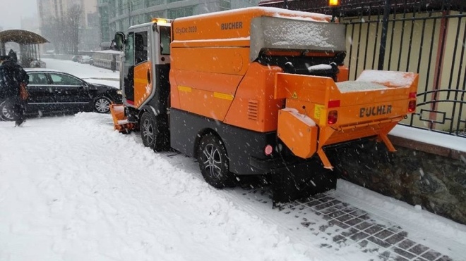Колапс у Києві: громадський транспорт курсує не за графіком, а сніг з доріг прибирають майже 300 спецавтомобілів 